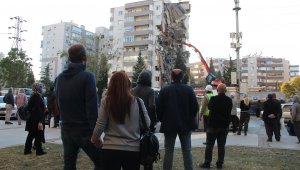 İzmir depreminde yan yatan binada kolon kesilmemiş