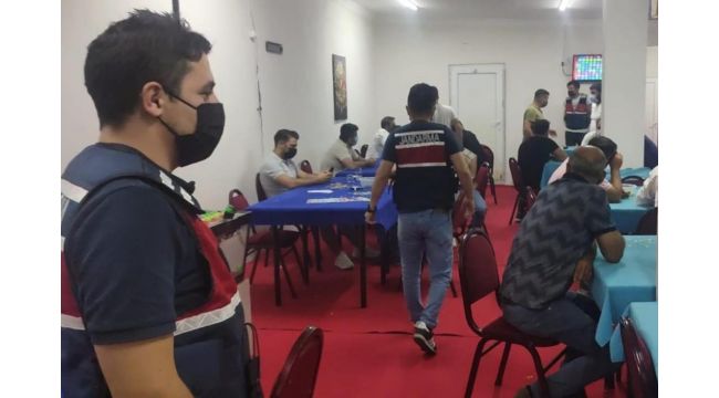 İzmir'de 111 kişiye kumar oynarken suçüstü