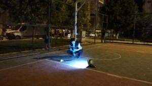 İzmir'de 15 yaşındaki çocuk, kendisini ikaz eden polisi bıçakladı