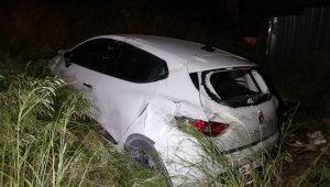 İzmir'de boş araziye uçan otomobilin sesini duyan vatandaşlar: "Arkadaki bina yıkıldı sandık"