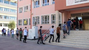 İzmir'de Covid-19 tedbirli LGS heyecanı