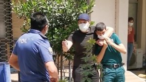 İzmir'de hareketli anlar: Bıçaklı saldırgan engelli memuru rehin aldı