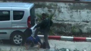 İzmir'de icra avukatının başına silah dayandı, tekmelendi!