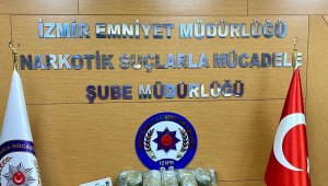 İzmir'de uyuşturucu satıcılarına darbe: Bir araçta 26 kilo bonzai ele geçirildi