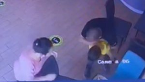 Nefes borusu tıkanan bebeği, işletme sahibi kurtardı