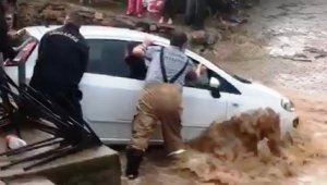 Ödemiş'i sağanak vurdu: Sel sularına kapılan bir araç kurtarıldı