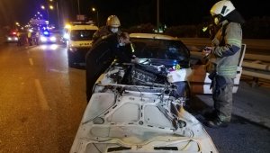 Otomobil önce aydınlatma direğine ardından bariyere çarptı: 3 yaralı