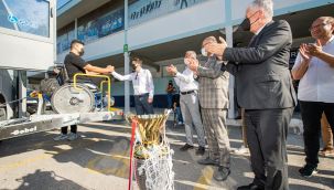 Şampiyonlar İzmir'de coşkuyla karşılandı