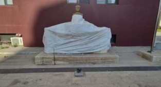 Atatürk büstünün muşamba ile kapatılması tepkilere neden oldu