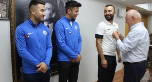 Başkan Karakayalı'dan başarılı sporculara ödül