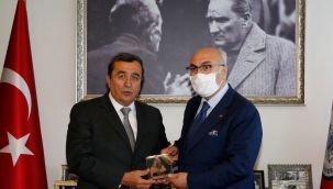 Batur, Vali Köşger’e Konak’ı anlattı