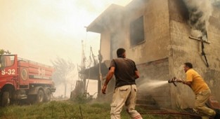 Bir ilçe daha yangın kâbusunu yaşıyor! 'Evlerin yüzde 80'i yandı'