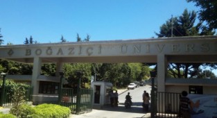 Boğaziçili akademisyenler 135'inci kez rektörlük binasına sırtını döndü