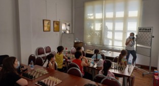 Buca'nın tarihi köşkü kapılarını minik sanatçılar için açtı