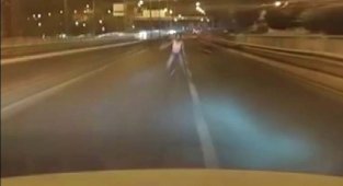 Genç kadına çarpan sürücü, kaza sırasında canlı yayındaymış!