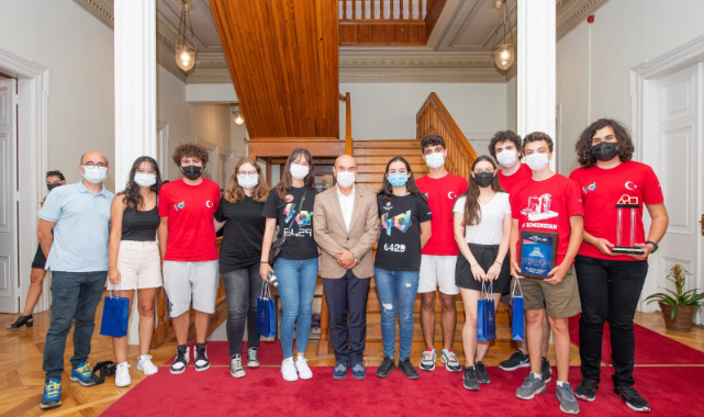 İzmir’in gururu gençlere Başkan Soyer’den tam destek