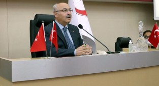 İzmir Valisi, kentte yaşayan yabancı uyruklu kişi sayısını açıkladı