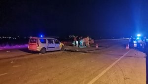 İzmir'de iki otomobilin kafa kafaya çarpıştığı kazada can pazarı: 1'i ağır 11 yaralı