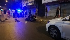 İzmir'de motosiklet otomobile çarptı: 1'i polis, 2 yaralı