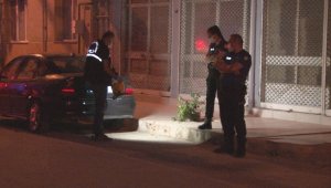 İzmir'de sokak ortasında boynundan silahla vurulan kişi ağır yaralandı