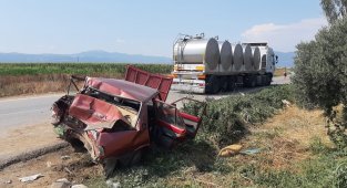İzmir'de tır otomobili metrelerce sürükledi: 3 yaralı