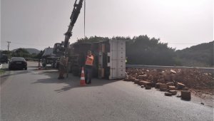 İzmir'de virajı alamayan tuğla yüklü tır devrildi: 1 yaralı