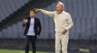 Mustafa Denizli sahaya indi