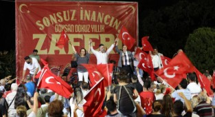 30 Ağustos coşkusu Bayraklı sokaklarına taştı!