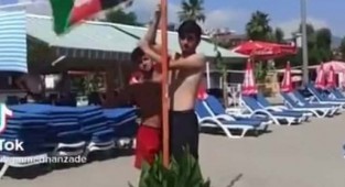 Antalya'da Afganistan bayrağını göndere çektiler!