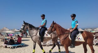 Atlı jandarmalar ünlü tatil merkezi Çeşme plajlarında göreve başladı