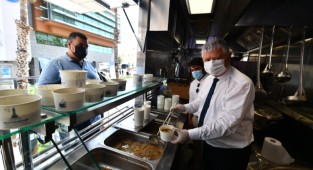 Büyükşehir Belediyesi 3 bin kişilik aşure dağıttı