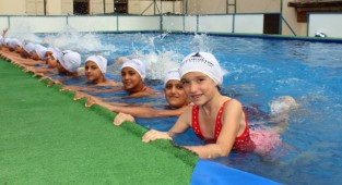 Büyükşehir'den miniklere portatif havuzda sertifika sevinci