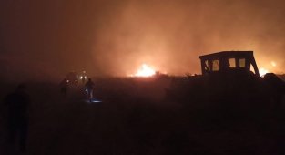 Çeşme'de eski çöplük alanında çıkan yangın kontrol altında