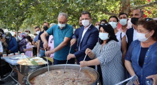 CHP İzmir'den aşure ikramı