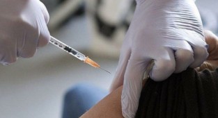 Çift doz aşı olmayanların toplu alanlara girmesinin kısıtlanması için kanun teklifi