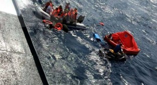 Ege Denizi'nde 17 kişi son anda kurtarıldı