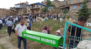 Eşini ve çocuğunu öldürüp, intihar etti: Geriye 14 sayfalık mektubu kaldı!