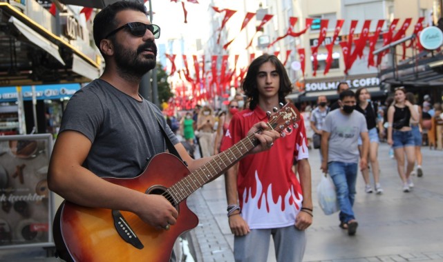 Fedakar antrenör, sporcusunun masrafları için gitarını alıp sokağa koştu