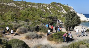 Foça'da çevrecilerden kıyı ve çevre temizliği