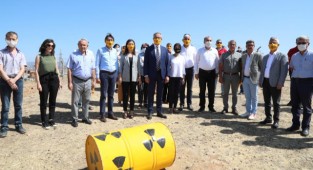 Gaziemir'de 12'nci 'duran adam' eylemi