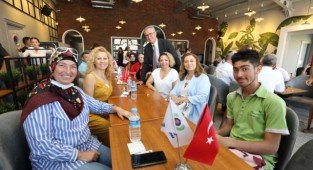 Gaziemir'de Zafer Bayramı'nda dayanışma kahvaltısı