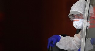 İki doz BioNTech aşısı olan doktor koronavirüsten hayatını kaybetti