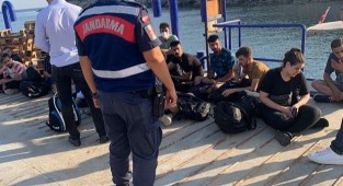 İzmir'de 19 düzensiz göçmen yakalandı