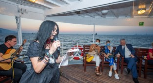 İzmir'de 'Şiir Hatları' vapuru: 'Sanatı kendimize rehber ediniyoruz'