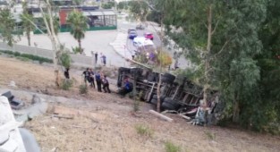 İzmir'de tır kazası: 2'si ağır 3 yaralı