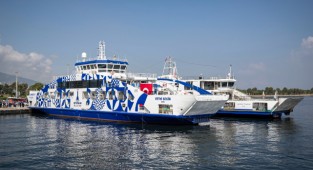 İzmir'de ulaşıma rüzgar engeli!