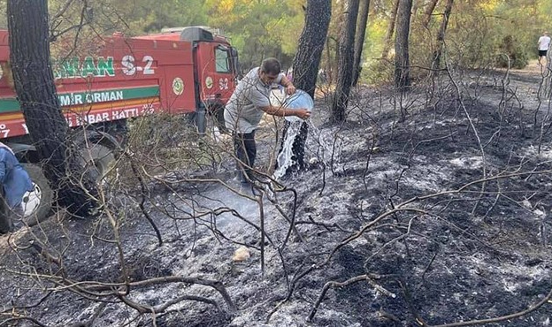 İzmir'de yangın! Kovayı alan ateşe koştu