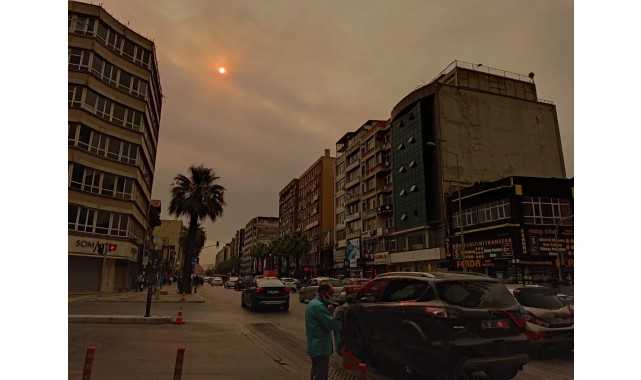 İzmir, sarı bir sabaha uyandı