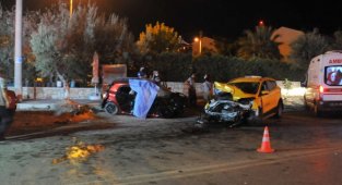 İzmir'de taksi ile otomobil çarpıştı: 1 ölü, 1 yaralı