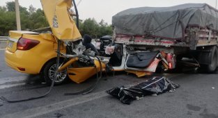 İzmir'de ticari taksi tıra ok gibi saplandı: 1 ölü, 2 ağır yaralı